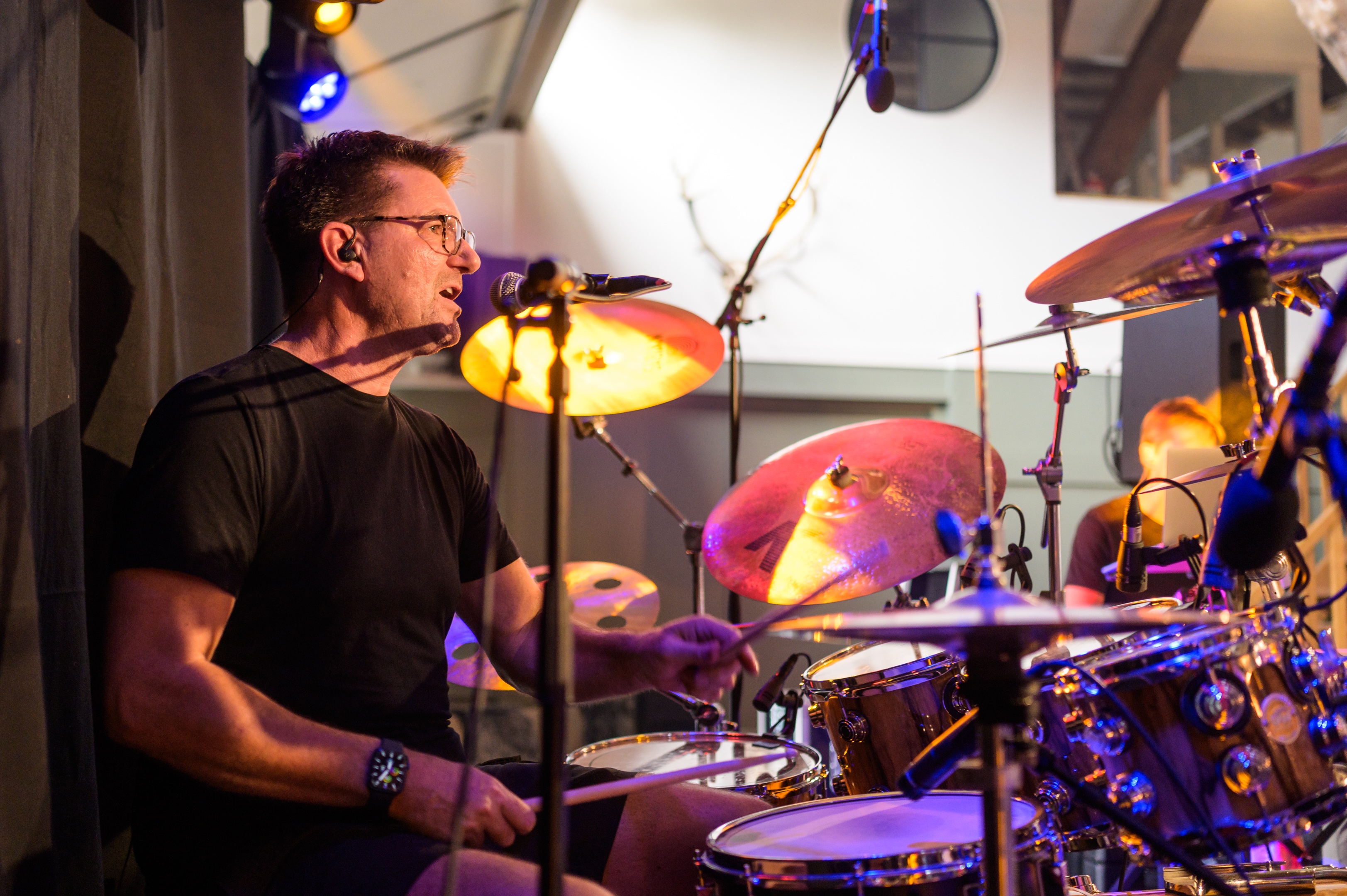 Ingo – drums en zang bij Miss Chief & the Bandits