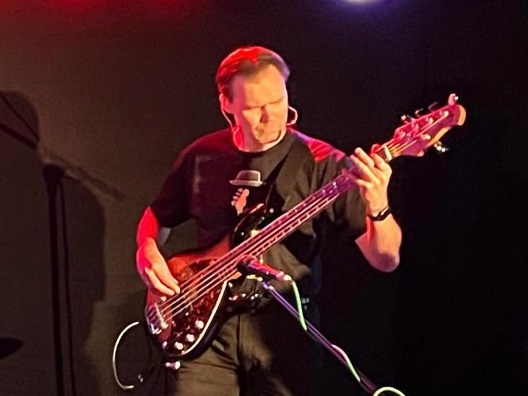 Erik-Jan – bassist bij Miss Chief & the Bandits